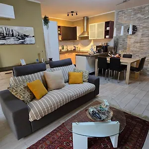  Apartamento Prime - Large Independent Apartment, Air Conditioning, 2 Bathrooms, 2 Free Covered Parking Spaces, No Restricted Traffic Zone, Train Station 100m, Theatre 150m, Historic Centre Italia